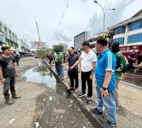 WhatsApp Image 2025-10-04 at 14.50.41 Wali Kota Pontianak Edi Kamtono meninjau aksi bersih-bersih Pasar Flamboyan jelang Haul Habib Muhammad ke-114 bersama Ustadz Abdul Somad