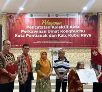 WhatsApp Image 2025-10-05 at 07.36.37 1. Kepala Disdukcapil Kota Pontianak Erma Suryani menyerahkan secara simbolis Akta Perkawinan kepada salah satu pasangan peserta pencatatan kolektif akta perkawinan Umat Konghucu.
