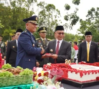 WhatsApp Image 2025-10-05 at 10.42.51 Wali Kota Pontianak Edi Rusdi Kamtono menerima potongan kue ulang tahun usai upacara peringatan HUT ke-80 TNI.