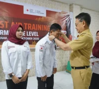 WhatsApp Image 2025-10-06 at 10.07.08 Wali Kota Pontianak Edi Rusdi Kamtono memasangkan tanda peserta secara simbolis menandai dimulainya Pelatihan Pertolongan Pertama Tingkat Menengah bagi Korps Sukarela (KSR) PMI Kota Pontianak.