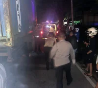 WhatsApp Image 2025-10-06 at 11.11.21 Petugas kepolisian melakukan olah TKP kecelakaan maut di Jalan Raya Transkalimantan, Kubu Raya, yang menewaskan pengendara motor asal Samarinda.