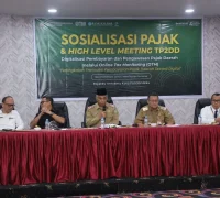 WhatsApp Image 2025-10-06 at 14.04.36 Sekda Kota Pontianak Amirullah saat membuka Sosialisasi Pajak Daerah dan High Level Meeting TP2DD di Pontianak.