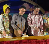 WhatsApp Image 2025-10-06 at 21.17.01 Wali Kota Pontianak Edi Rusdi Kamtono beserta tamu undangan memotong kue bulan pada Festival Kue Bulan 2025 di Taman Alun Kapuas.