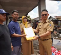 WhatsApp Image 2025-10-07 at 14.57.14 Wali Kota Pontianak Edi Rusdi Kamtono didampingi Kepala Disdukcapil Kota Pontianak Erma Suryani menyerahkan secara simbolis dokumen kependudukan kepada korban kebakaran.
