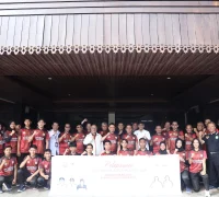 WhatsApp Image 2025-10-08 at 10.06.55 Wali Kota Pontianak Edi Rusdi Kamtono dan Wakil Wali Kota Bahasan berfoto bersama seluruh atlet dan official PON II Atlet Bela Diri.