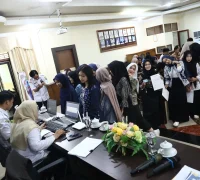 WhatsApp Image 2025-10-08 at 17.10.02 Para mahasiswa luar daerah tengah mengantre untuk mendapatkan Surat Keterangan Penduduk Nonpermanen pada Layanan Jemput Permen.