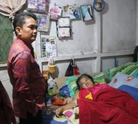 WhatsApp Image 2025-10-10 at 17.27.31 Wakil Wali Kota Pontianak Bahasan menjenguk kondisi Lie Hong, warga tertimpa pohon akibat angin kencang.