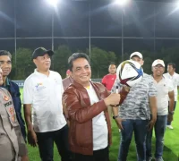 WhatsApp Image 2025-10-10 at 21.52.05 Wakil Wali Kota Pontianak Bahasan menandatangani bola menandai dimulainya Turnamen Mini Soccer 'Bahasan Cup 2025'.