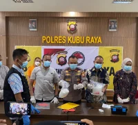 WhatsApp Image 2025-10-11 at 08.14.04 Wakapolres Kubu Raya Kompol Hilman Malaini memimpin pemusnahan barang bukti sabu di Polres Kubu Raya