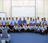 WhatsApp Image 2025-10-11 at 11.04.37 Wakil Wali Kota Pontianak Bahasan berfoto bersama para mandor penyapuan.