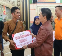 WhatsApp Image 2025-10-12 at 13.18.33 Wakil Wali Kota Pontianak Bahasan menyerahkan bantuan peralatan damkar secara simbolis kepada Masyarakat Peduli Api (MPA).