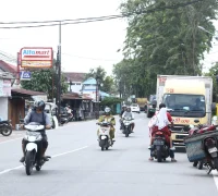 WhatsApp Image 2025-10-15 at 08.34.59 Kondisi Jalan Kom Yos Sudarso yang akan dilakukan pelebaran jalan.