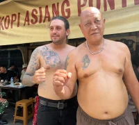 WhatsApp Image 2025-10-15 at 10.55.58 Ladislao dan Asiang berpose tanpa baju di Warkop Asiang Pontianak, jadi pusat perhatian warga