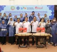WhatsApp Image 2025-10-15 at 13.58.51 Wakil Wali Kota Pontianak Bahasan menyerahkan bantuan peralatan kerja kepada warga peserta pelatihan vokasi.