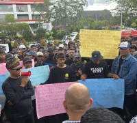WhatsApp Image 2025-10-15 at 20.48.57 Massa BPM Kalbar gelar unjuk rasa di depan Polda Kalbar tuntut penanganan kasus oli palsu