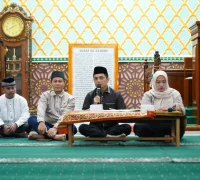 WhatsApp Image 2025-10-15 at 22.37.10 Wakil Wali Kota Pontianak Bahasan saat menyampaikan sosialisasi Sertifikasi Tanah Wakaf Rumah Ibadah dan Literasi Keuangan di Masjid As Salam Kelurahan Kota Baru Kecamatan Pontianak Selatan.