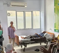 WhatsApp Image 2025-10-16 at 14.04.04 Wali Kota Pontianak Edi Rusdi Kamtono meninjau Klinik SiGerak untuk terapi pasien pasca stroke.