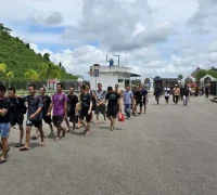 WhatsApp Image 2025-10-16 at 15.13.47 Petugas KJRI Kuching mendampingi deportasi 136 WNI bermasalah termasuk anak-anak melalui perbatasan ICQS Tebedu–PLBN Entikong