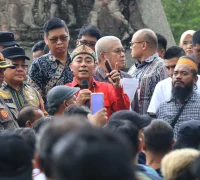 WhatsApp Image 2025-10-16 at 15.57.02 Wakil Gubernur Kalbar Krisantus Kurniawan menemui sopir ekspedisi saat aksi demo dan berjanji beri sanksi tegas kepada SPBU nakal