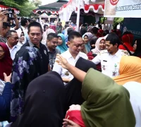WhatsApp Image 2025-10-17 at 17.28.40 Warga antusias serbu Pasar Murah yang digelar Pemerintah Kota Pontianak beberapa waktu lalu.
