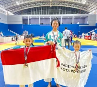 WhatsApp Image 2025-10-17 at 18.04.42 Tiga atlet cilik Pontianak menerima medali di Johor International Judo Championship 2025.
