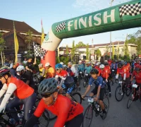 WhatsApp Image 2025-10-18 at 08.53.28 Wali Kota Pontianak Edi Rusdi Kamtono mengibaskan bendera start menandai dimulainya Happy Cycling dalam rangka Hari Jadi ke-254 Pontianak.