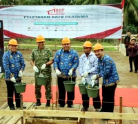 WhatsApp Image 2025-10-18 at 12.35.31 Sekda Kubu Raya Yusran Anizam bersama Dandim 1207/Pontianak Robbi Firdaus saat peletakan batu pertama Gerai Koperasi Desa Merah Putih Punggur Besar