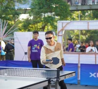 WhatsApp Image 2025-10-19 at 10.31.09 Wali Kota Pontianak Edi Rusdi Kamtono saat unjuk kebolehan bermain tenis meja di 'Road to Pingpong CFD'.