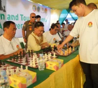WhatsApp Image 2025-10-19 at 11.20.59 Master Fide, Muhammad Kamalsyah melawan 28 pecatur pada Fun Chess Exhibition and Tournament 2025, salah satunya Wali Kota Pontianak Edi Rusdi Kamtono.
