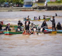WhatsApp Image 2025-10-19 at 12.44.10 (1) Karnaval Air menjadi tradisi menyambut Hari Jadi Pontianak untuk mengenang asal muasal berdirinya Pontianak.