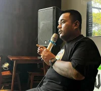 WhatsApp Image 2025-10-19 at 16.16.56 Nasrullah dari Silam Event Service menjelaskan materi manajemen panggung dalam Essential Play Pontianak