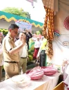 WhatsApp Image 2025-10-20 at 10.38.47 Wali Kota Pontianak Edi Rusdi Kamtono melihat hasil kreativitas dan produk-produk yang dijual oleh siswa-siswi SD Bawamai.