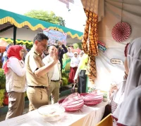 WhatsApp Image 2025-10-20 at 10.38.47 Wali Kota Pontianak Edi Rusdi Kamtono melihat hasil kreativitas dan produk-produk yang dijual oleh siswa-siswi SD Bawamai.