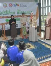 WhatsApp Image 2025-10-20 at 12.02.09 Ketua Dekranasda Kota Pontianak Yanieta Arbiastutie memberikan arahan kepada peserta pelatihan Workshop Trend Fashion 2026 di Gedung UMKM Center.