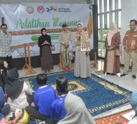 WhatsApp Image 2025-10-20 at 12.02.09 Ketua Dekranasda Kota Pontianak Yanieta Arbiastutie memberikan arahan kepada peserta pelatihan Workshop Trend Fashion 2026 di Gedung UMKM Center.