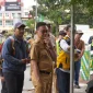 WhatsApp Image 2025-10-21 at 11.31.38 Wali Kota Pontianak Edi Rusdi Kamtono saat meninjau lokasi penataan trotoar.
