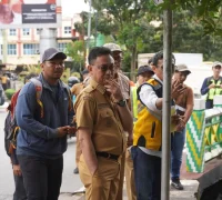 WhatsApp Image 2025-10-21 at 11.31.38 Wali Kota Pontianak Edi Rusdi Kamtono saat meninjau lokasi penataan trotoar.
