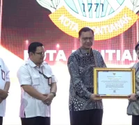 WhatsApp Image 2025-10-22 at 08.51.24 Kepala Dinas Perpustakaan dan Kearsipan Kota Pontianak Rendrayani menerima piagam penghargaan Terbaik Kedua Kluster Kota Wilayah I Penyelenggaraan Kearsipan Tahun 2024 dari Arsip Nasional RI.