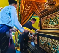 WhatsApp Image 2025-10-22 at 09.57.13 Wakil Wali Kota Pontianak Bahasan melakukan tabur bunga di atas makam pendiri Pontianak, Sultan Syarif Abdurrahman Alkadrie.