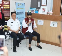 WhatsApp Image 2025-10-22 at 10.21.32 (1) Gus Ipul berdialog dengan penerima manfaat bantuan sosial di Pontianak. (Prokopim Pontianak)