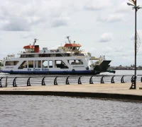 WhatsApp Image 2025-10-22 at 21.28.30 Kapal Ferry KMP Jembatan Kapuas bersandar di dermaga penyeberangan Bardan–Siantan usai selesai perawatan tahunan
