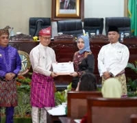 WhatsApp Image 2025-10-23 at 16.21.35 Wali Kota Pontianak Edi Rusdi Kamtono menyerahkan Raperda APBD 2026 beserta Nota Keuangan kepada Wakil Ketua DPRD Kota Pontianak. Bebby Nailufa.