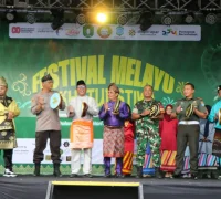WhatsApp Image 2025-10-23 at 17.50.42 Pemukulan tar menandai dimulainya Festival Melayu Khatulistiwa 2025.
