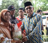 WhatsApp Image 2025-10-24 at 10.12.06 Sekretaris Daerah Kota Pontianak Amirullah saat meninjau Pasar Murah di halaman Kantor Camat Pontianak Tenggara.