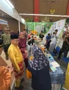 WhatsApp Image 2025-10-24 at 11.09.22 (1) Wali Kota Pontianak Edi Rusdi Kamtono melihat dan mencoba produk lada hitam Sarawak di stan Nang Ori saat Pontianak Expo 2025.