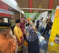 WhatsApp Image 2025-10-24 at 11.09.22 (1) Wali Kota Pontianak Edi Rusdi Kamtono melihat dan mencoba produk lada hitam Sarawak di stan Nang Ori saat Pontianak Expo 2025.