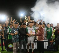 WhatsApp Image 2025-10-25 at 07.03.47 Wakil Wali Kota Pontianak Bahasan menyerahkan secara simbolis hadiah satu ekor sapi kepada Tim Radit FC yang meraih juara Turnamen Mini Soccer Bahasan Cup 2025.
