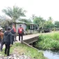 WhatsApp Image 2025-10-25 at 10.32.27 Wakil Wali Kota Pontianak Bahasan saat meninjau gotong royong di Jalan Parit Pangeran Kecamatan Pontianak Utara.