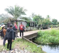 WhatsApp Image 2025-10-25 at 10.32.27 Wakil Wali Kota Pontianak Bahasan saat meninjau gotong royong di Jalan Parit Pangeran Kecamatan Pontianak Utara.