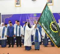 WhatsApp Image 2025-10-25 at 11.52.43 Serah terima bendera pataka dari PW BKMT Provinsi Kalbar, Ustadzah Sangadah kepada Ketua PD BKMT Kota Pontianak 2025-2030.